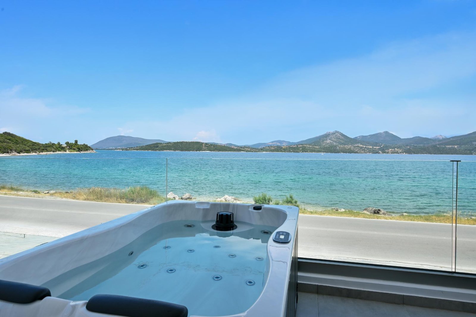Ciel Suite 2 loft space with warm jacuzzi